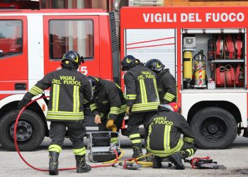 vigili del fuoco per dare idea di intervento all'incendio Versalis a Mantova