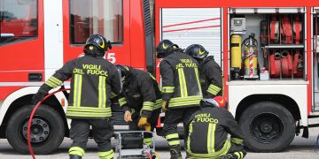 vigili del fuoco per dare idea di intervento all'incendio Versalis a Mantova