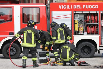 vigili del fuoco per dare idea di intervento all'incendio Versalis a Mantova