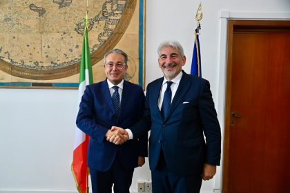 l’incontro alla Farnesina sui lombardi nel mondo tra il sottosegretario alla Presidenza di Regione Lombardia con delega alle Relazioni internazionali ed europee Raffaele Cattaneo e il sottosegretario del Ministero agli Affari Esteri e alla Cooperazione Internazionale, Massimo Dell’Utri,