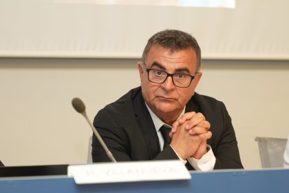 Lo scrittore e giornalista Biagio Maimone alla presentazione del suo libro su linguaggio etico e comunicazione inclusiva 