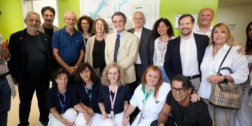 Il presidente della Regione Lombardia Attilio Fontana e l’assessore regionale al Welfare Guido Bertolaso in visita alla Casa di Comunità di Angera (Varese)