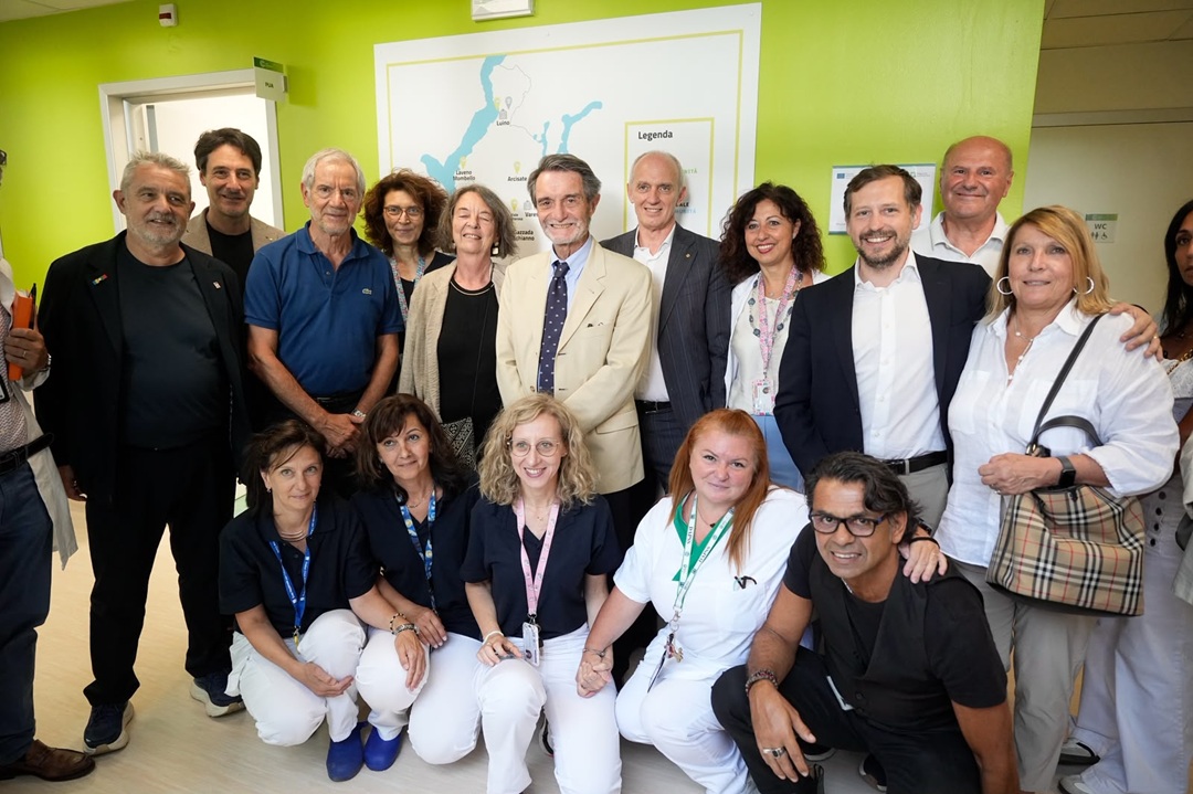 Il presidente della Regione Lombardia Attilio Fontana e l’assessore regionale al Welfare Guido Bertolaso in visita alla Casa di Comunità di Angera (Varese)