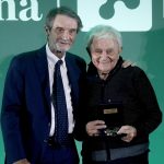 Don Antonio Mazzi riceve dal presidente della Regione Lombardia Attilio Fontana il premio Rosa Camuna a Palazzo Lombardia a Milano, il 29 maggio 2024. @foto Ansa