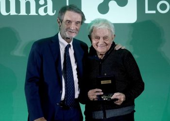 Don Antonio Mazzi riceve dal presidente della Regione Lombardia Attilio Fontana il premio Rosa Camuna a Palazzo Lombardia a Milano, il 29 maggio 2024. @foto Ansa