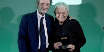 Don Antonio Mazzi riceve dal presidente della Regione Lombardia Attilio Fontana il premio Rosa Camuna a Palazzo Lombardia a Milano, il 29 maggio 2024. @foto Ansa