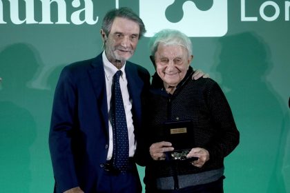 Don Antonio Mazzi riceve dal presidente della Regione Lombardia Attilio Fontana il premio Rosa Camuna a Palazzo Lombardia a Milano, il 29 maggio 2024. @foto Ansa
