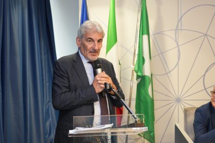 In foto il sottosegretario alle Relazioni internazionali Raffaele Cattaneo alla presentazione del libro ‘La Comunicazione Creativa per lo sviluppo socio-umanitario’ a Palazzo Lombardia su comunicazione inclusiva e linguaggio etico 