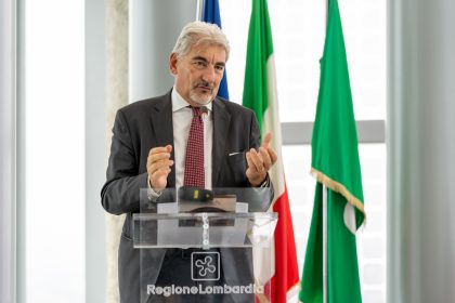 foto generica del sottosegretario cattaneo che commenta progetti umanitari finanziati da regione lombardia in libano, a gaza e in ucraina 