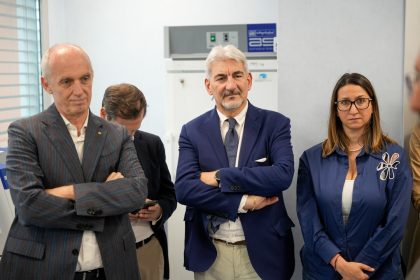 In foto il sottosegretario con delega alle Relazione internazionali ed Europee Raffaele Cattaneo nel corso della visita all’ospedale di Circolo di Varese