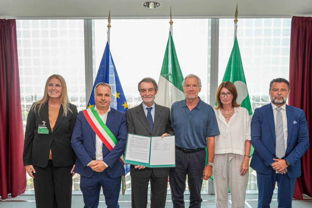In foto il presidente della Regione Lombardia Attilio Fontana insieme all’assessore al Welfare Guido Bertolaso e altri rappresentanti coinvolti alla firma del protocollo d'intesa per la riqualificazione dell’ospedale di Chiari (Brescia)