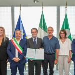 In foto il presidente della Regione Lombardia Attilio Fontana insieme all’assessore al Welfare Guido Bertolaso e altri rappresentanti coinvolti alla firma del protocollo d'intesa per la riqualificazione dell’ospedale di Chiari (Brescia)