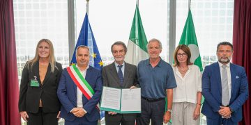 In foto il presidente della Regione Lombardia Attilio Fontana insieme all’assessore al Welfare Guido Bertolaso e altri rappresentanti istituzionale e del territorio per la firma del protocollo d'intesa per la riqualificazione dell’ospedale di Chiari (Brescia)