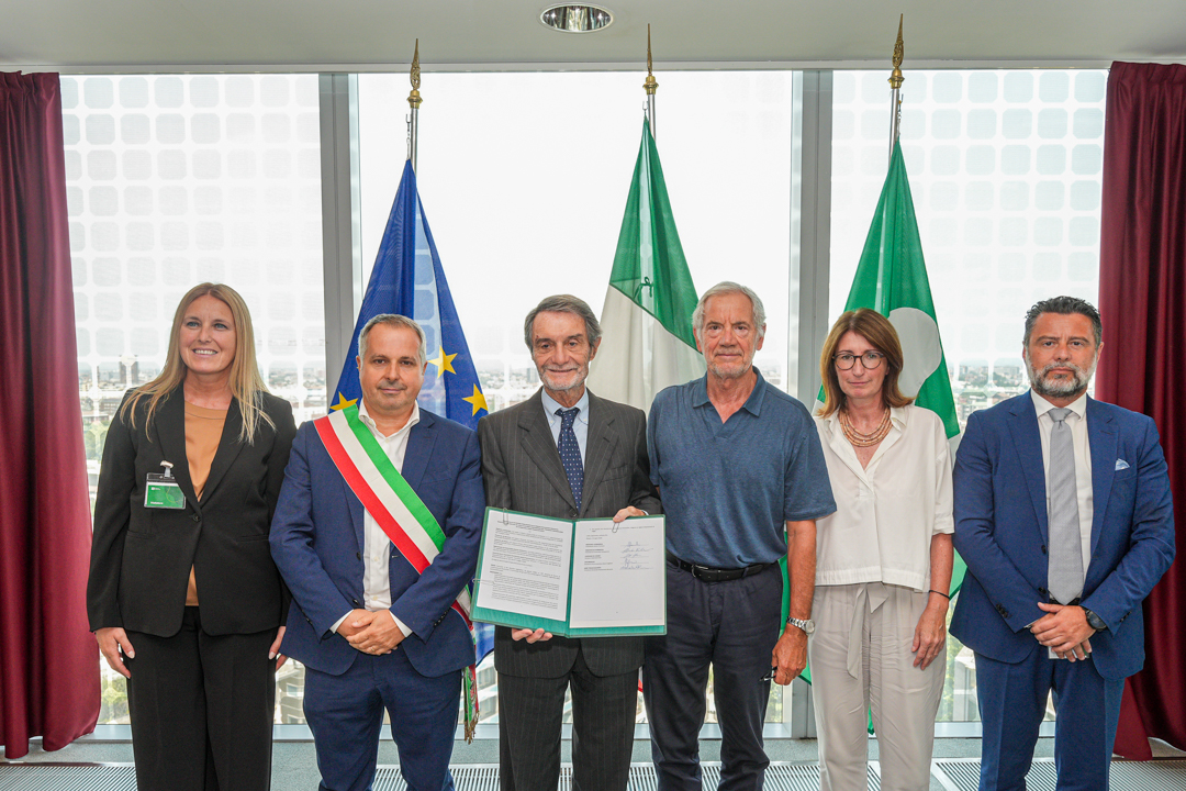 In foto il presidente della Regione Lombardia Attilio Fontana insieme all’assessore al Welfare Guido Bertolaso e altri rappresentanti istituzionale e del territorio per la firma del protocollo d'intesa per la riqualificazione dell’ospedale di Chiari (Brescia)