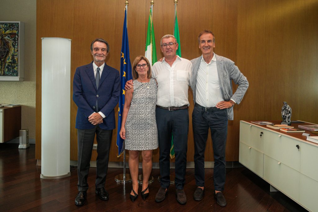 Attilio Fontana e Alessandro Fermi a consegna riconoscimento alla memoria Matteo Alberio