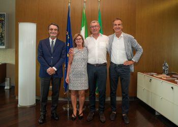 Attilio Fontana e Alessandro Fermi a consegna riconoscimento alla memoria Matteo Alberio