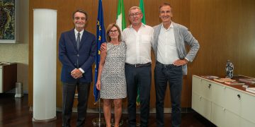 Attilio Fontana e Alessandro Fermi a consegna riconoscimento alla memoria Matteo Alberio