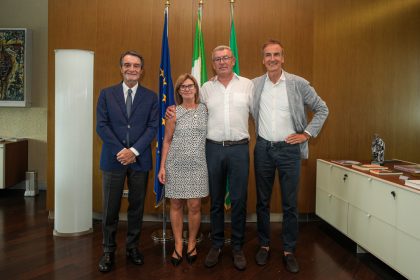 Attilio Fontana e Alessandro Fermi a consegna riconoscimento alla memoria Matteo Alberio