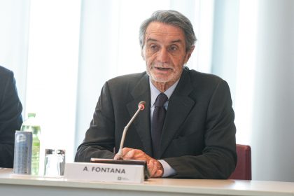 In foto il presidente Fontana nel corso dell’incontro tra Regione Lombardia e la delegazione del Parlamento della Serbia a Palazzo Lombardia