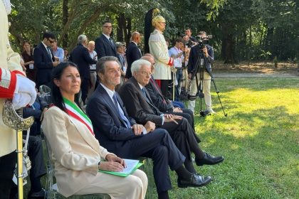 In foto il presidente della Repubblica Mattarella e il presidente della Regione Lombardia Fontana alla cerimonia di Seveso davanti al grande pioppo
