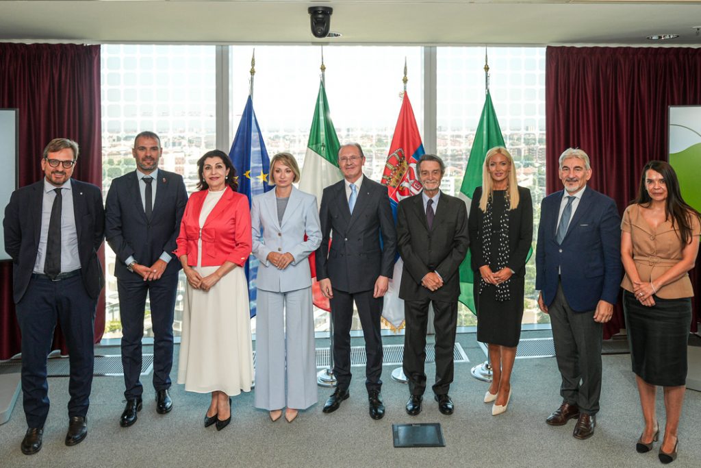 In foto l’incontro tra Regione Lombardia e la delegazione del Parlamento della Serbia a Palazzo Lombardia, tra cui il presidente Fontana e l’onorevole Palalić