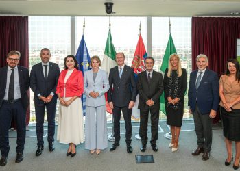 In foto l’incontro tra Regione Lombardia e la delegazione del Parlamento della Serbia a Palazzo Lombardia, tra cui il presidente Fontana e l’onorevole Palalić
