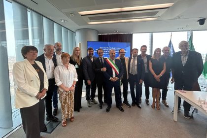 In foto il presidente della Regione Lombardia Attilio Fontana insieme all’assessore al Welfare Guido Bertolaso alla firma del protocollo d'intesa per la riqualificazione dell’ospedale di Chiari (Brescia)