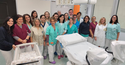 foto di gruppo dell'equipe dell'ospedale di Magenta che ha realizzato il record di nascite di 9 parti in un giorno