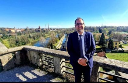 L'Aipo ha nominato alla Presidenza del 2026-28 dell'Agenzia interregionale fiume Po l'assessore al Territorio della Lombardia Gianluca Comazzi nella foto con sfondo del corso d'acqua che attraversa 4 regioni