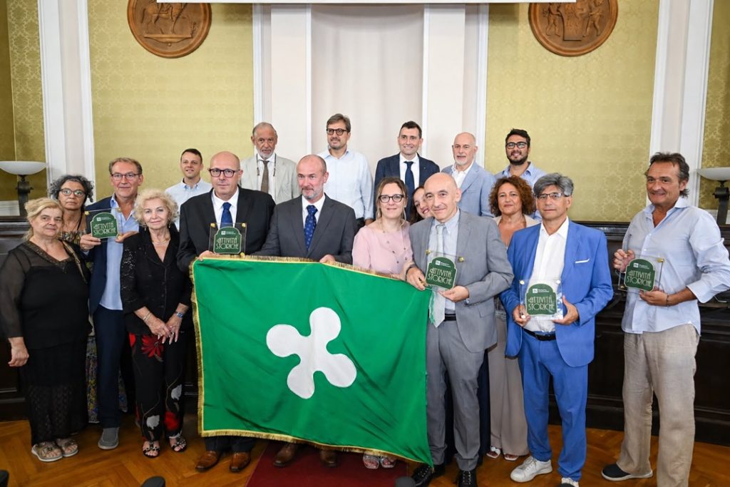 In foto l’assessore regionale allo Sviluppo economico Guido Guidesi alla consegna delle targhe alle nuove attività storiche nella provincia di Pavia