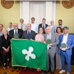 In foto l’assessore regionale allo Sviluppo economico Guido Guidesi alla consegna delle targhe alle nuove attività storiche nella provincia di Pavia