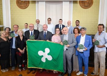 In foto l’assessore regionale allo Sviluppo economico Guido Guidesi alla consegna delle targhe alle nuove attività storiche nella provincia di Pavia