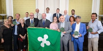 In foto l’assessore regionale allo Sviluppo economico Guido Guidesi alla consegna delle targhe alle nuove attività storiche nella provincia di Pavia