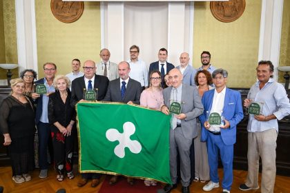 In foto l’assessore regionale allo Sviluppo economico Guido Guidesi alla consegna delle targhe alle nuove attività storiche nella provincia di Pavia