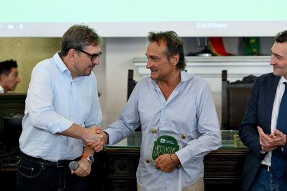 In foto l’assessore regionale allo Sviluppo economico Guido Guidesi alla consegna delle targhe alle nuove attività storiche nella provincia di Pavia