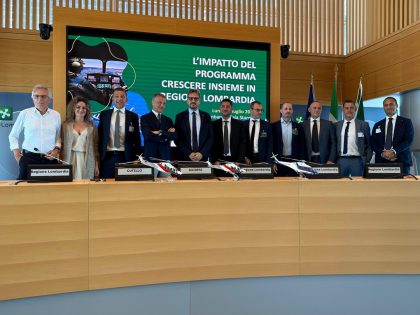 Assessore regionale Guido Guidesi alla firma accordo tra Leonardo elicotteri e 5 pmi del territorio lombardo