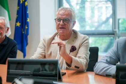 In foto il sottosegretario regionale al Patrimonio Ruggero Invernizzi nel corso dell’inaugurazione della sala dedicata a Giuseppe Zamberletti nella nuova sede della Protezione civile in Regione Lombardia