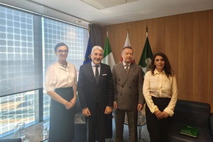 foto del sottosegretario Cattaneo con i presenti al convegno su opportunità di investimento tra lombardia e georgia