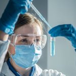 Bando Irccs a favore della ricerca scientifica e biomedica in Lombardia - nella foto una ricercatrice