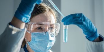 Bando Irccs a favore della ricerca scientifica e biomedica in Lombardia - nella foto una ricercatrice