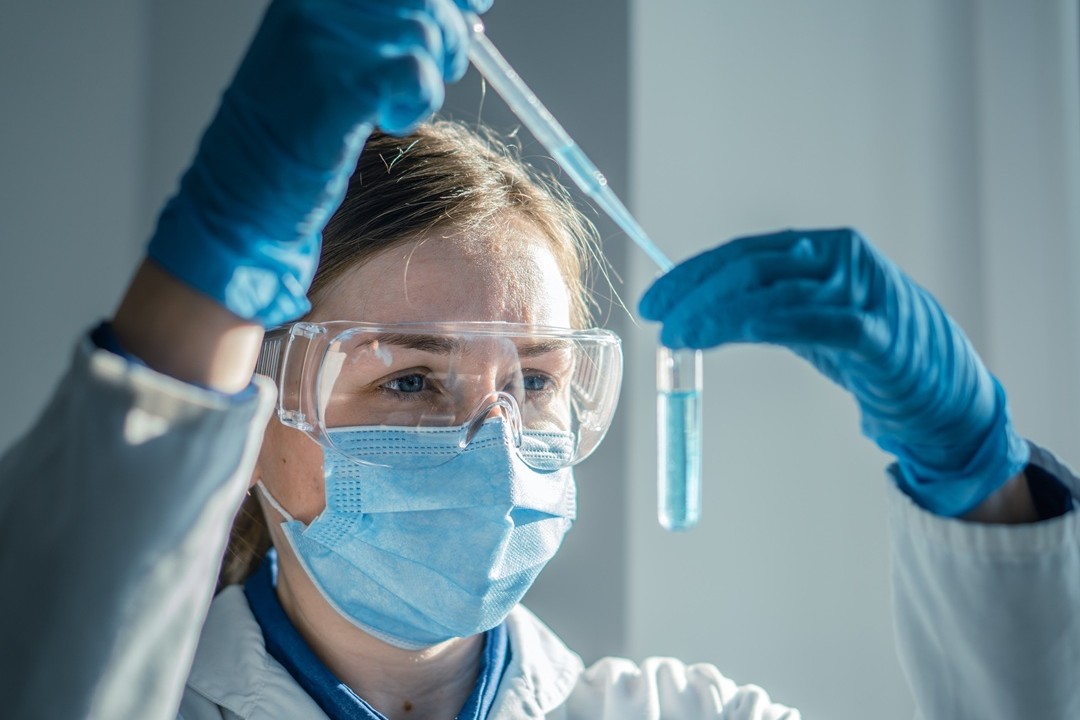 Bando Irccs a favore della ricerca scientifica e biomedica in Lombardia - nella foto una ricercatrice