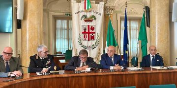 In foto l’assessore regionale alla Sicurezza e Protezione civile Romano La Russa nella sede della provincia di Varese dopo aver sottoscritto il patto Stazioni sicure in 16 comuni della zona