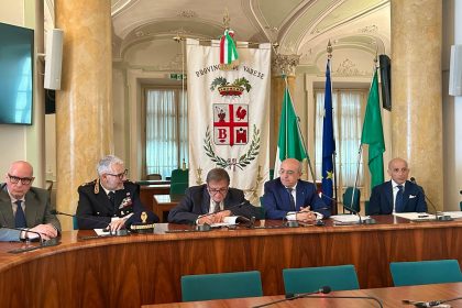 In foto l’assessore regionale alla Sicurezza e Protezione civile Romano La Russa nella sede della provincia di Varese dopo aver sottoscritto il patto Stazioni sicure in 16 comuni della zona