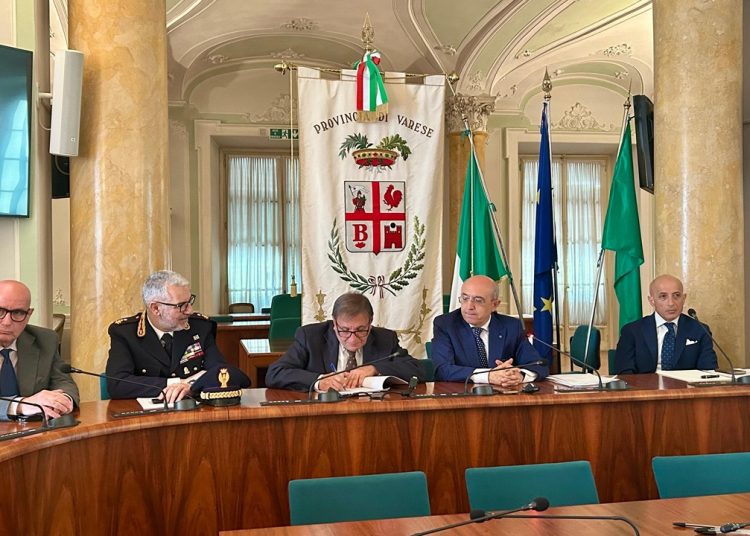 In foto l’assessore regionale alla Sicurezza e Protezione civile Romano La Russa nella sede della provincia di Varese dopo aver sottoscritto il patto Stazioni sicure in 16 comuni della zona
