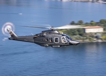 Nella foto elicottero Leonardo sorvola Isola Bella sul Lago Maggiore. In atto accordo per lo sviluppo della filiera aerospaziale in Lombardia tra Leonardo e 5 pmi lombarde
