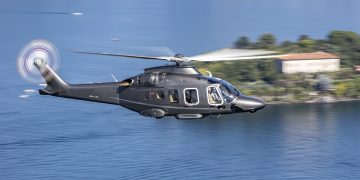 Nella foto elicottero Leonardo sorvola Isola Bella sul Lago Maggiore. In atto accordo per lo sviluppo della filiera aerospaziale in Lombardia tra Leonardo e 5 pmi lombarde