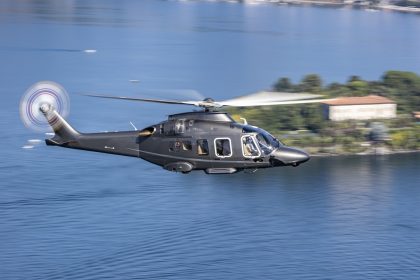 Nella foto elicottero Leonardo sorvola Isola Bella sul Lago Maggiore. In atto accordo per lo sviluppo della filiera aerospaziale in Lombardia tra Leonardo e 5 pmi lombarde
