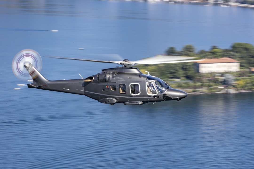 Nella foto elicottero Leonardo sorvola Isola Bella sul Lago Maggiore. In atto accordo per lo sviluppo della filiera aerospaziale in Lombardia tra Leonardo e 5 pmi lombarde