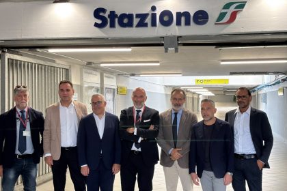 In foto l’assessore regionale ai Trasporti Franco Lucente nel corso del sopralluogo alla stazione FS di San Donato Milanese per verificarne sicurezza e decoro