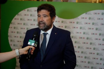 In foto l’assessore regionale al Clima Giorgio Maione nel corso della cerimonia di proclamazione del vincitore del concorso internazionale di progettazione del nuovo Main & Children Hospital di Brescia